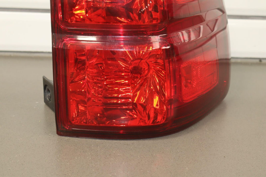 03-09 Lexus GX470 (W/O Sport Pkg) Right Passenger Tail Light Lamp *Scuffs