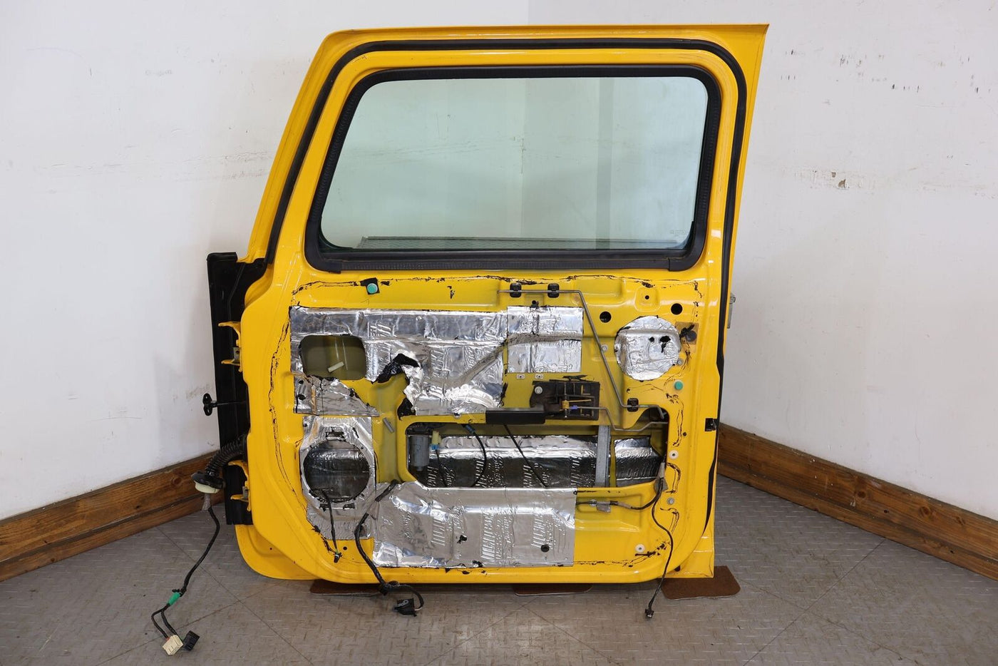 03-09 Hummer H2 Right RH Passenger Front Door W/ Glass (Yellow 79U) See Notes