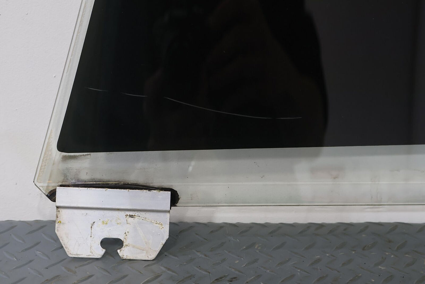 06-12 Bentley Flying Spur Front Right Door Window Glass (Self Tint) Delaminated