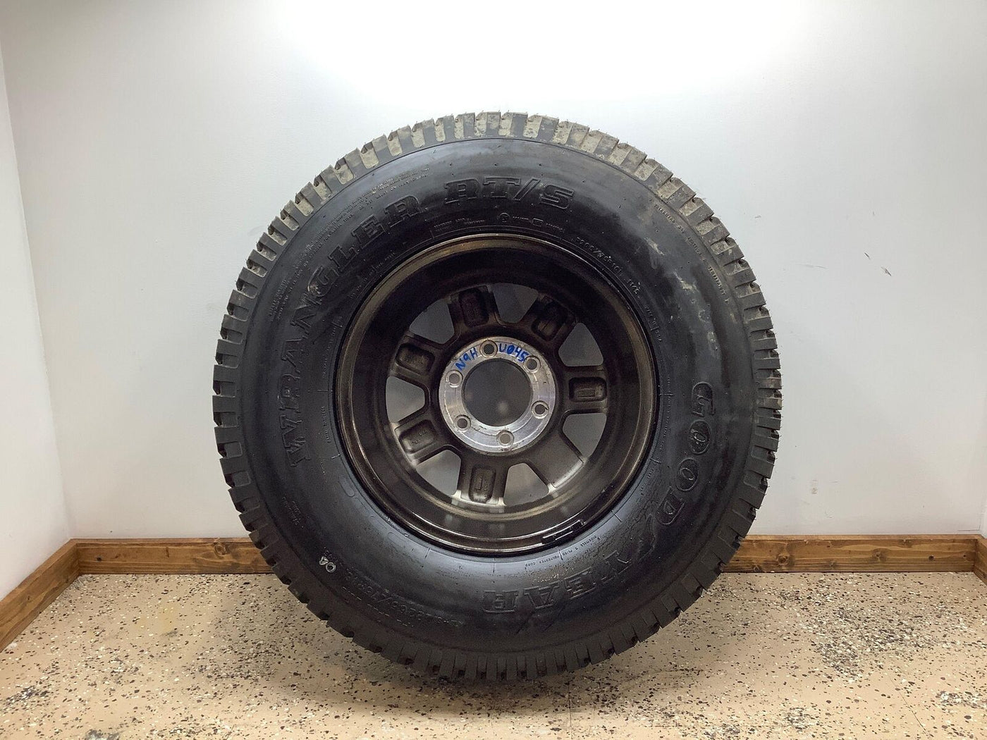 06-10 Hummer H3 Full-Size 16 Inch Aluminum Spare With Wrangler RTS Tire