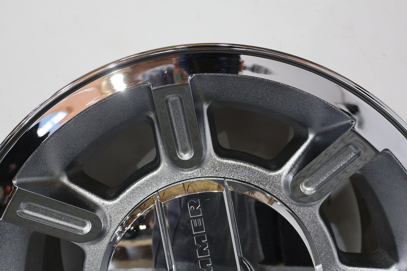 03-07 Hummer H2 Single 17x8.5 OEM Chrome Wheel W/ Cap (Peeling Needs Refinished)