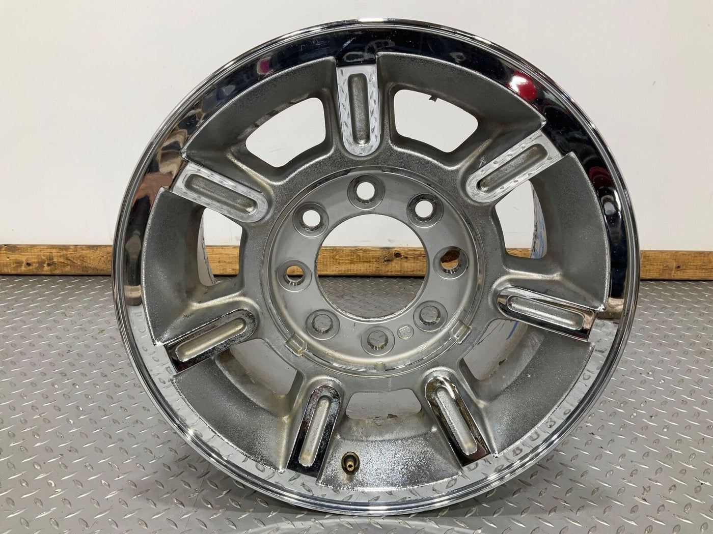 03-07 Hummer H2 Single (1) 17x8.5 7 Spoke Wheel - NO Center Cap - Scratched