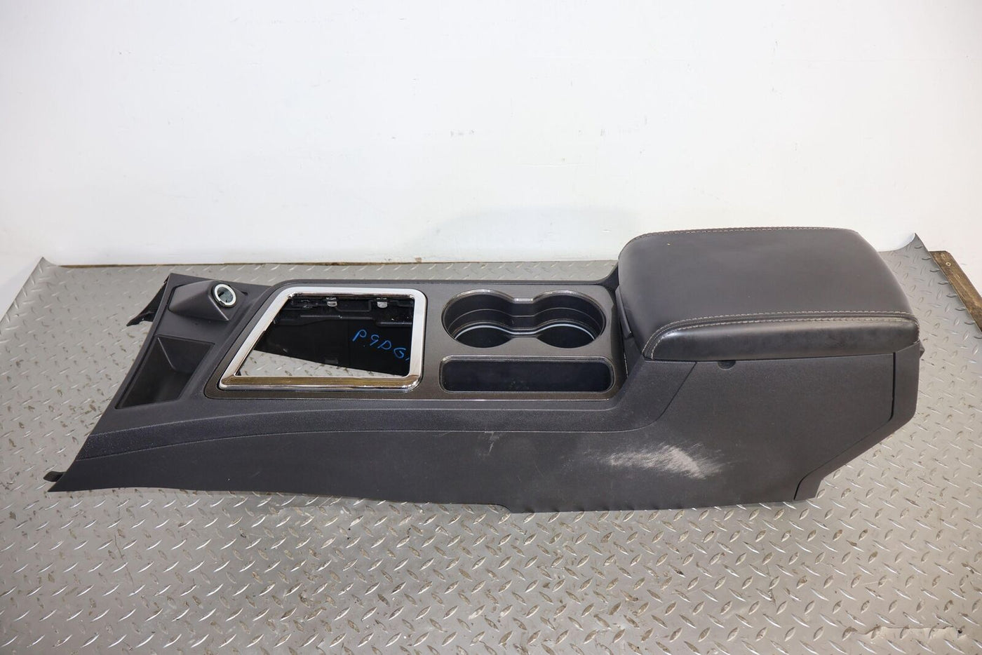 09-10 Dodge Challenger Center Floor Console (Auto Trans) W/Lid (Dark Slate)Notes