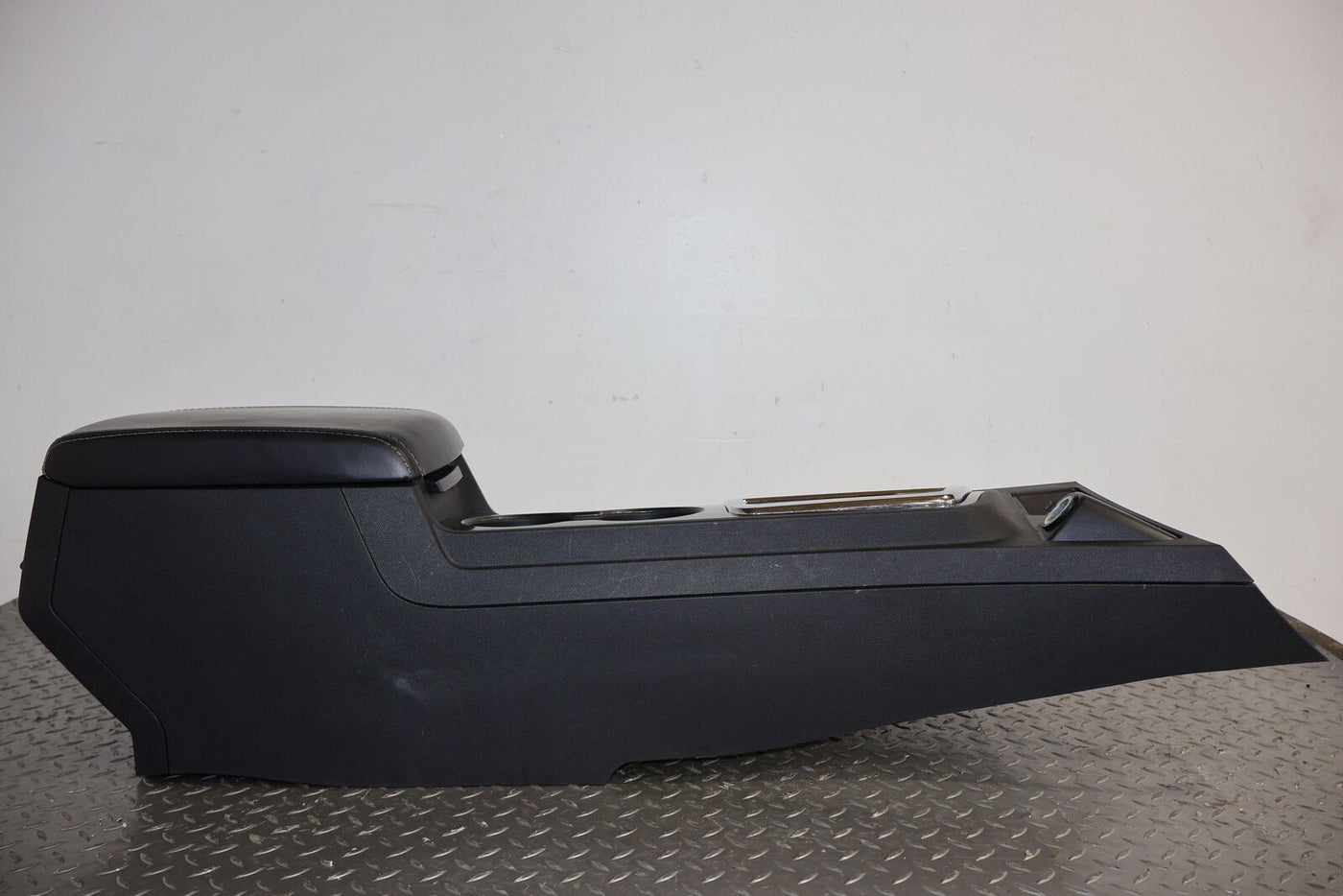 09-10 Dodge Challenger Center Floor Console (Auto Trans) W/Lid (Dark Slate)Notes