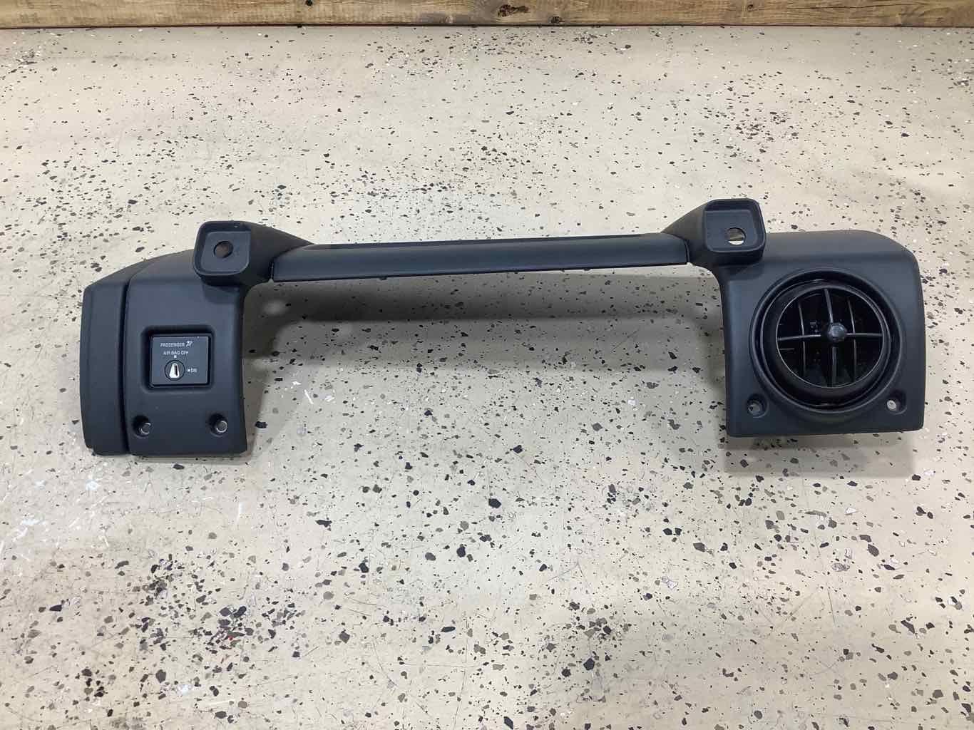 03-07 Hummer H2 Passenger Right Dashboard Air Vent (Ebony 48i)