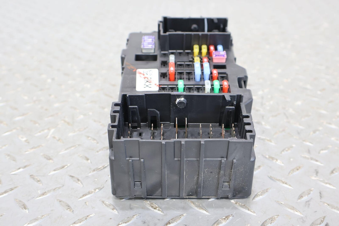 16-18 GMC Sierra Silverado 1500 Right RH Cabin Fuse Junction Box (23443946_02)