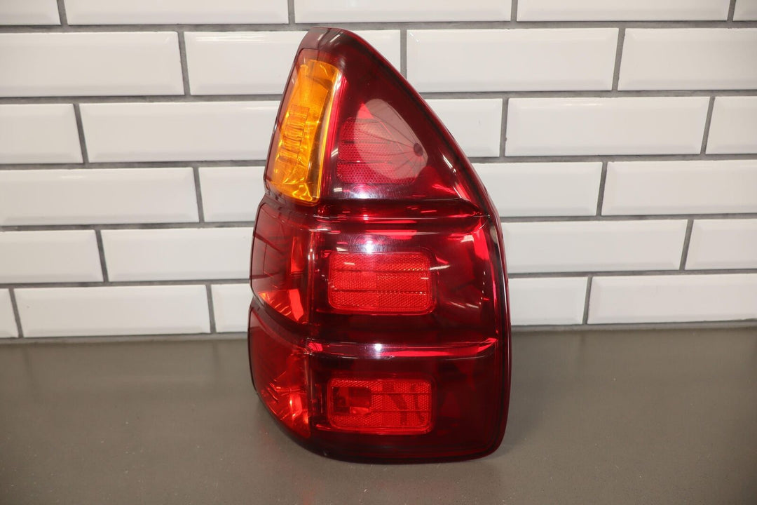 03-07 Lexus GX470 (W/O SportPackage) RH Right Pass Rear Tail Light Lamp Scuffed