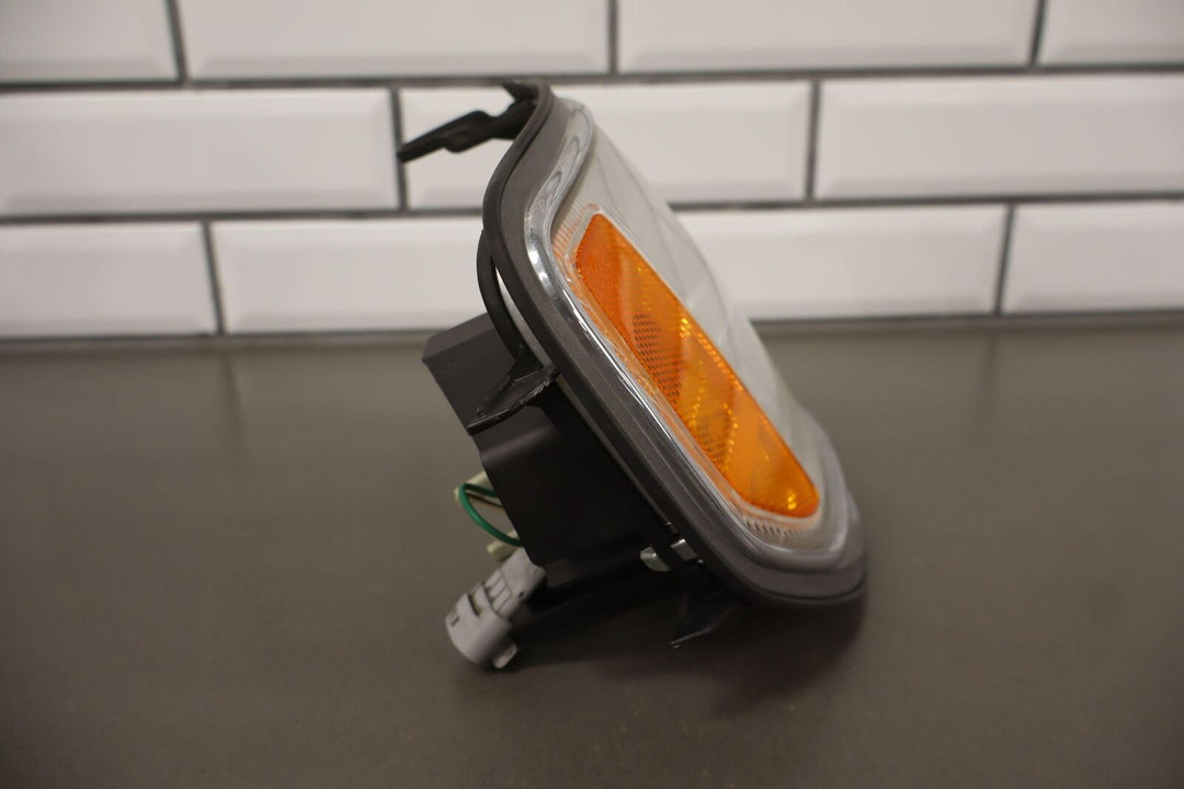 1996-1997 Lexus LX450 Front Right Pssngr Corner Parking Turn Signal Light Lamp