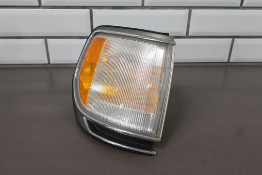 1996-1997 Lexus LX450 Front Right Pssngr Corner Parking Turn Signal Light Lamp