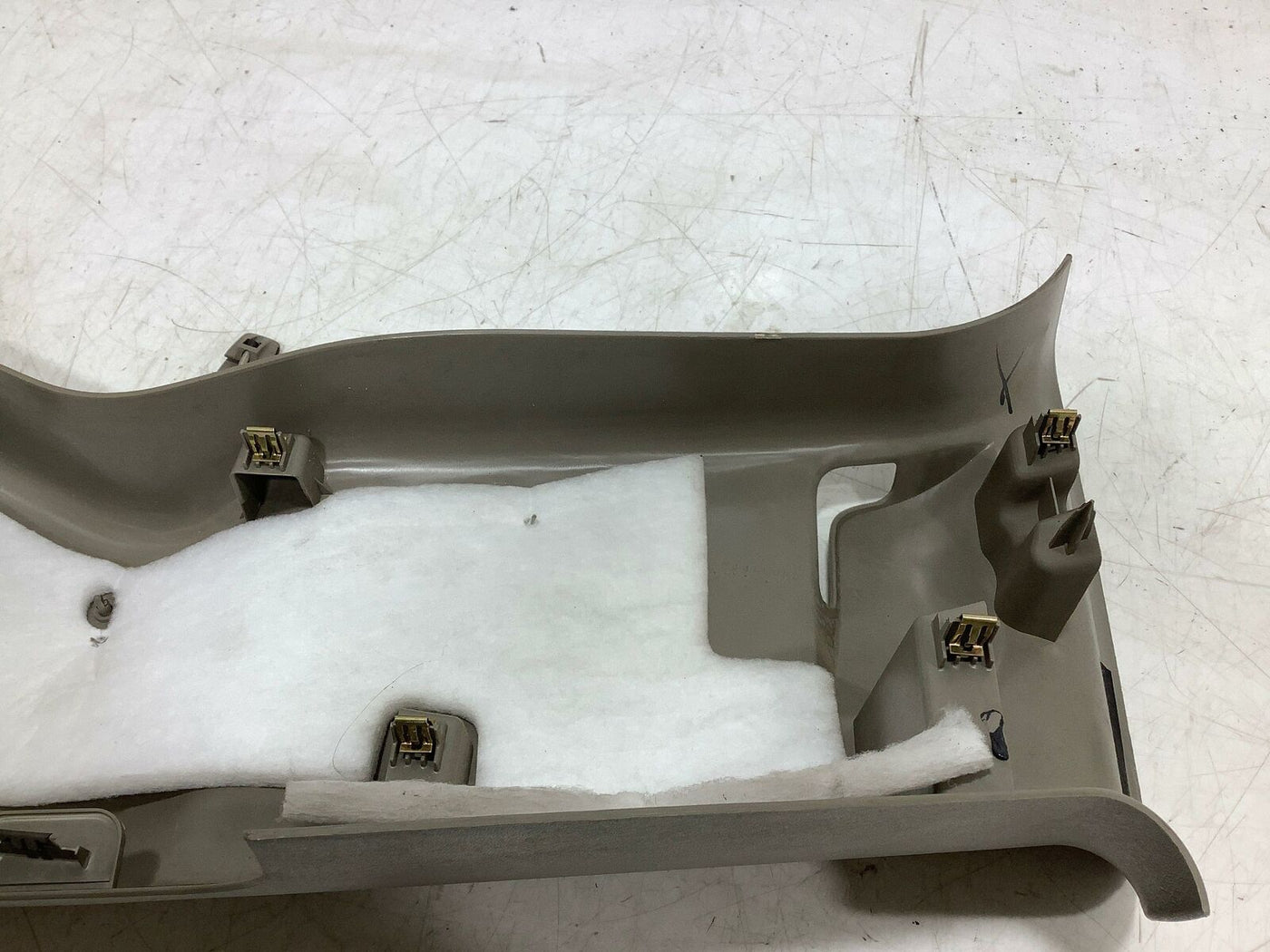 03-07 Hummer H2 Driver Left C Pillar Trim (Light Wheat 50i)