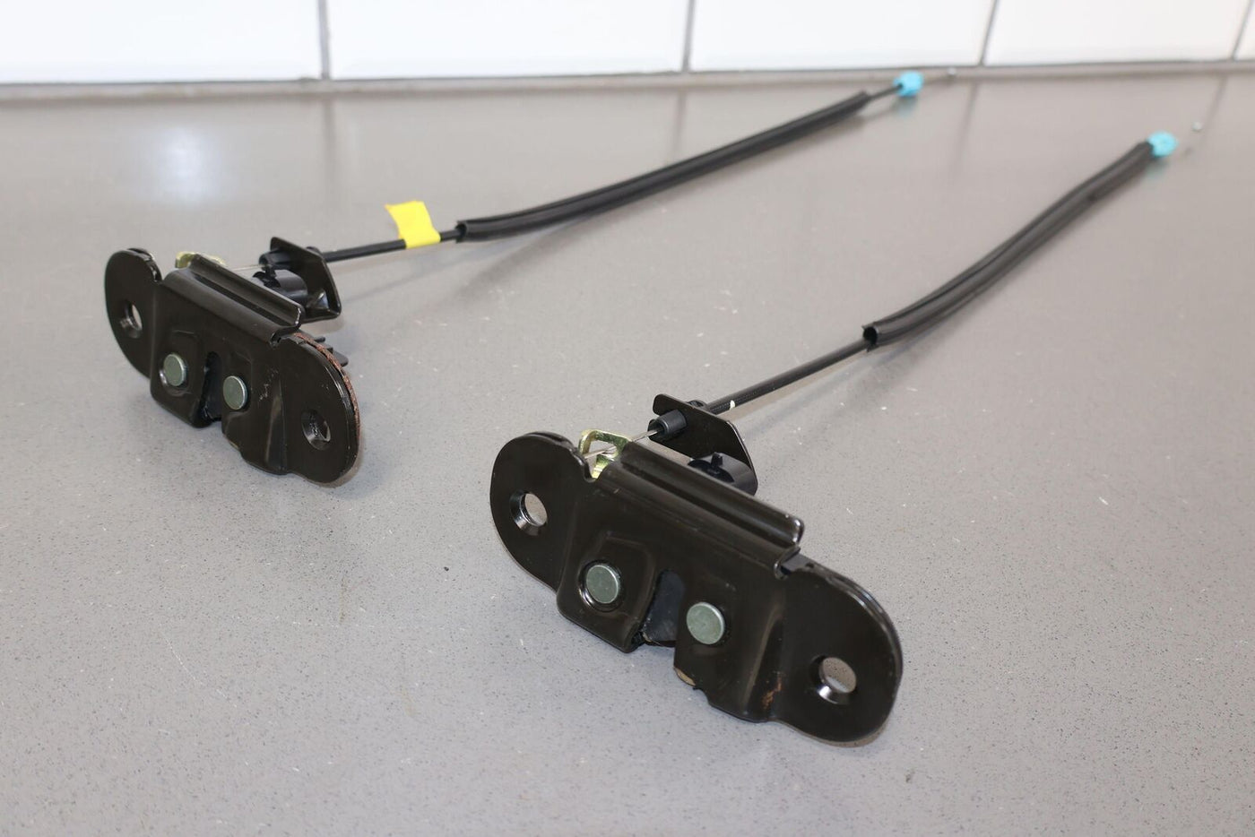 03-09 Hummer H2 Pair of LH & RH Hatch Latches Includes Cables Tested