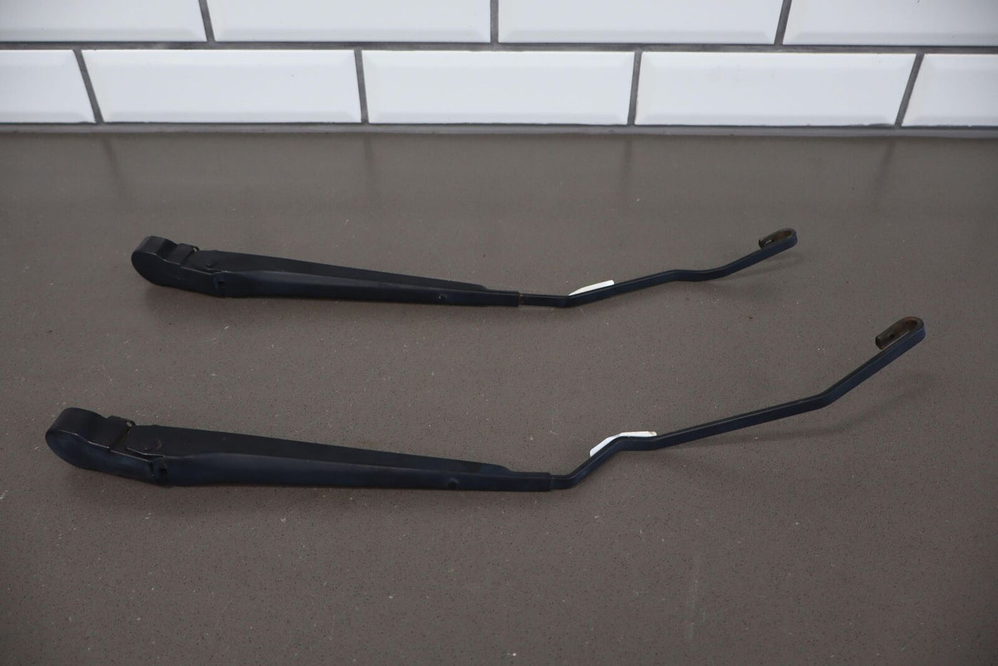 03-07 Hummer H2 LH&RH Pair of OEM Wiper Arms Weathered