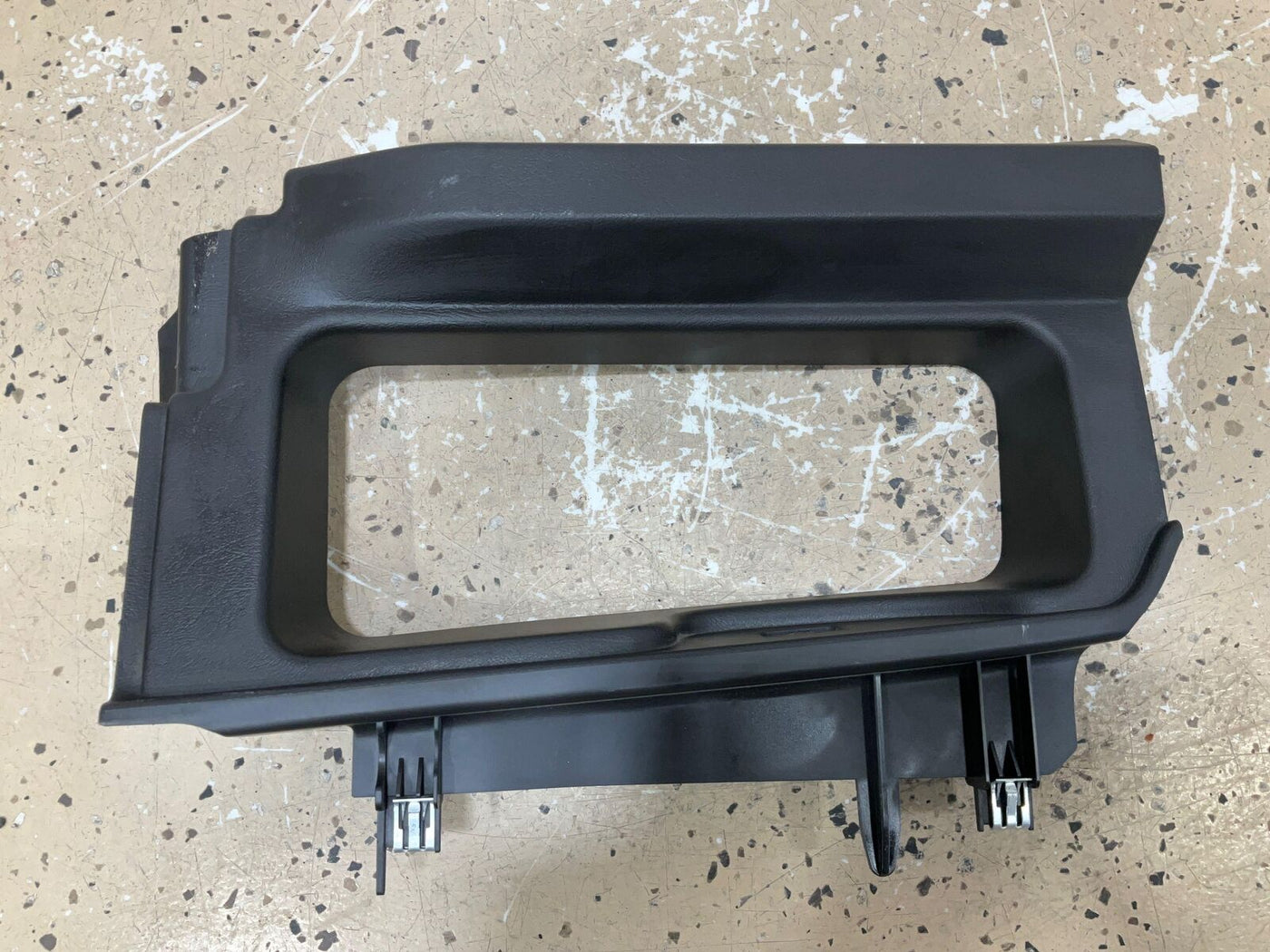 05-09 Hummer H2 SUT Rear Left LH Midgate Window Moulding (Moulding ONLY) Black