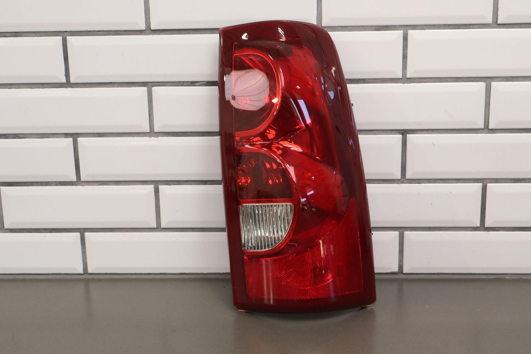 03-07 Chevy Silverado Right RH Passenger Tail Light OEM GM