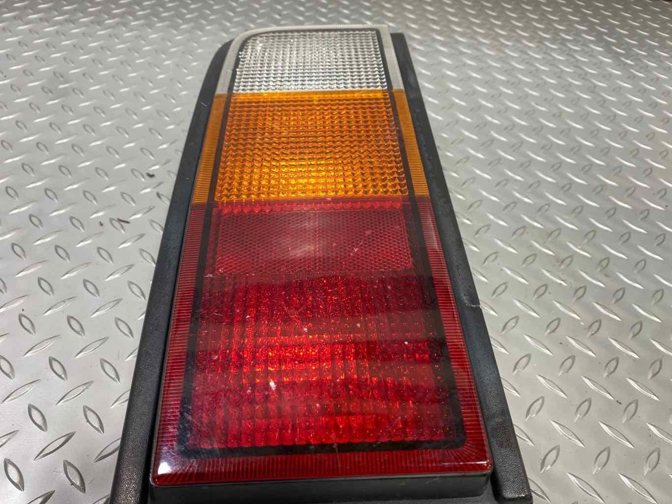 03-04 Hummer H2 Right RH Tail Light Tail Lamp (Body Mounted) OEM Tested Cracked