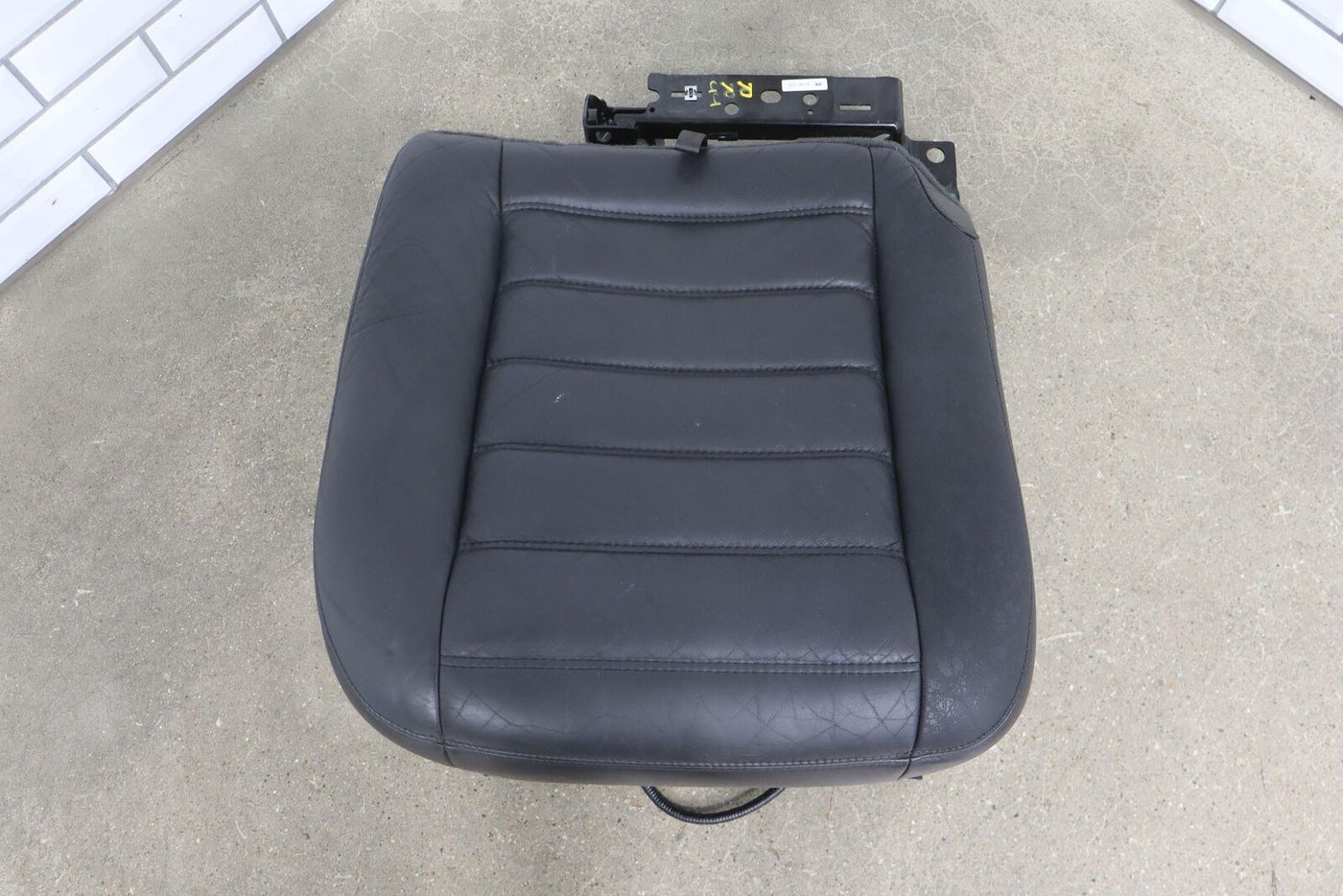 03-07 Hummer H2 SUV Rear 2nd Row Right RH Seat Bottom W/Frame Only Ebony (482)