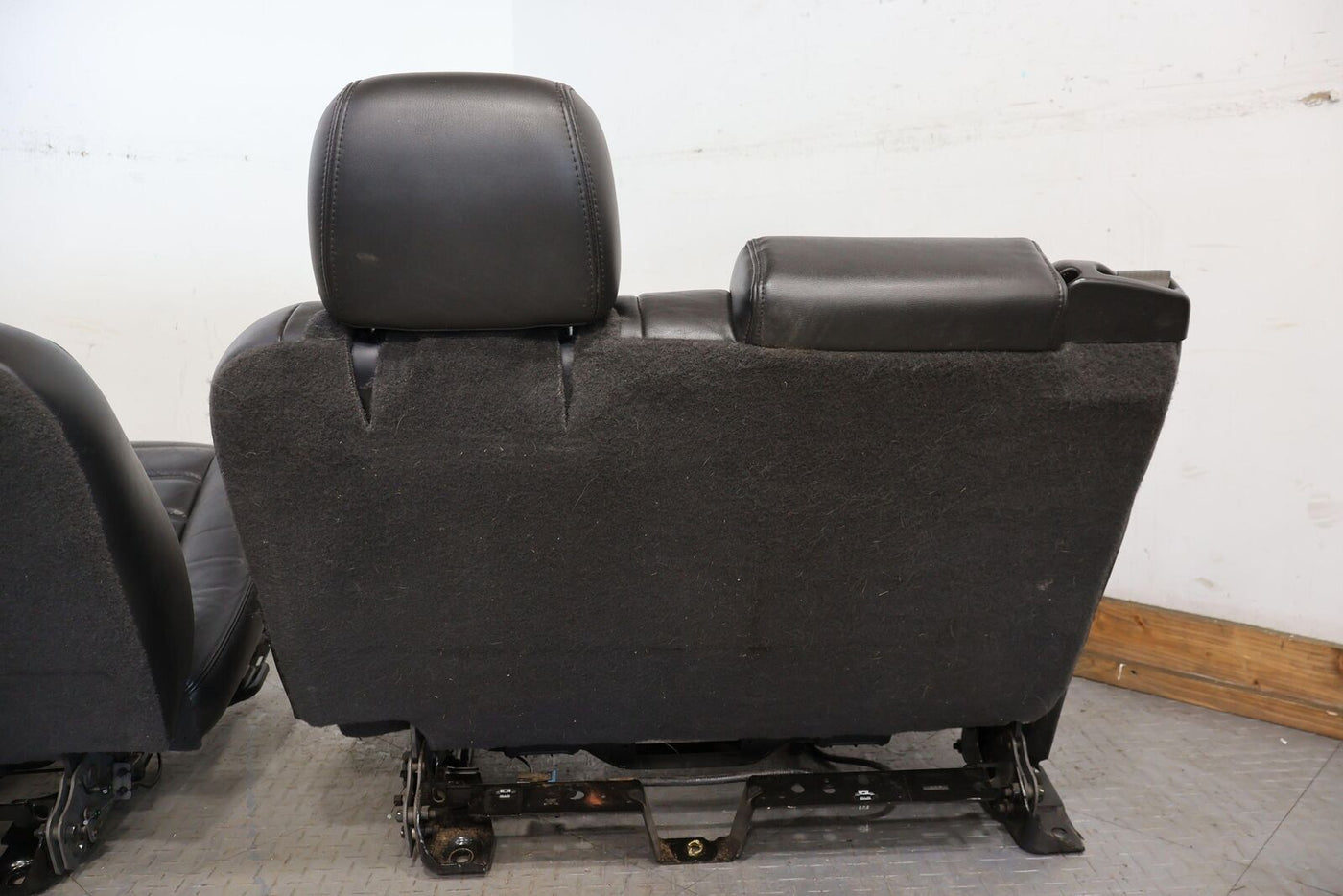 03-07 Hummer H2 2nd / Rear Row Leather Seat (Ebony 482) SUV Only