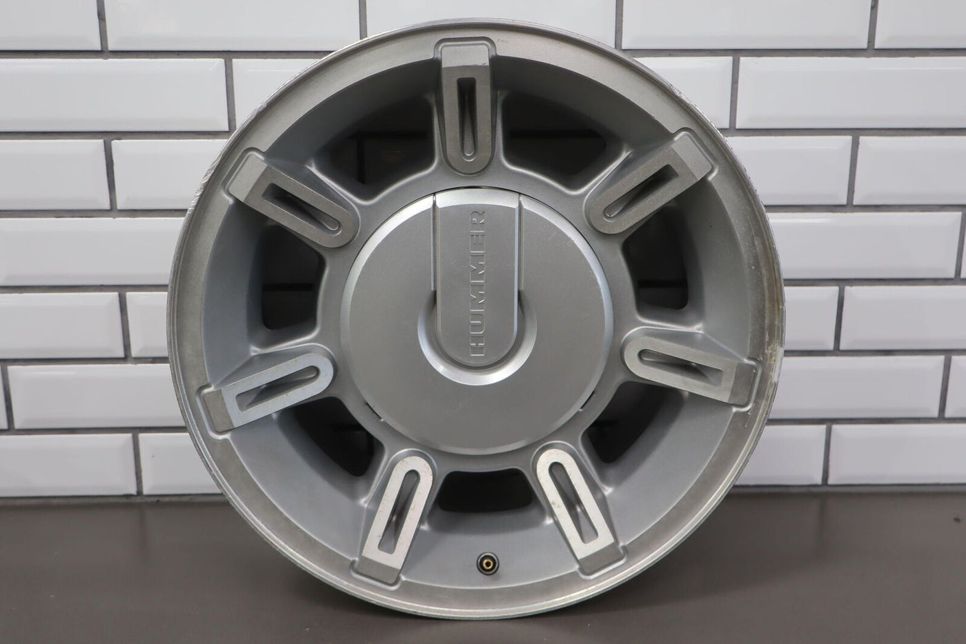 03-07 Hummer H2 Single 17x8.5 OEM Silver Wheel W/ Center Cap (Corrosion)