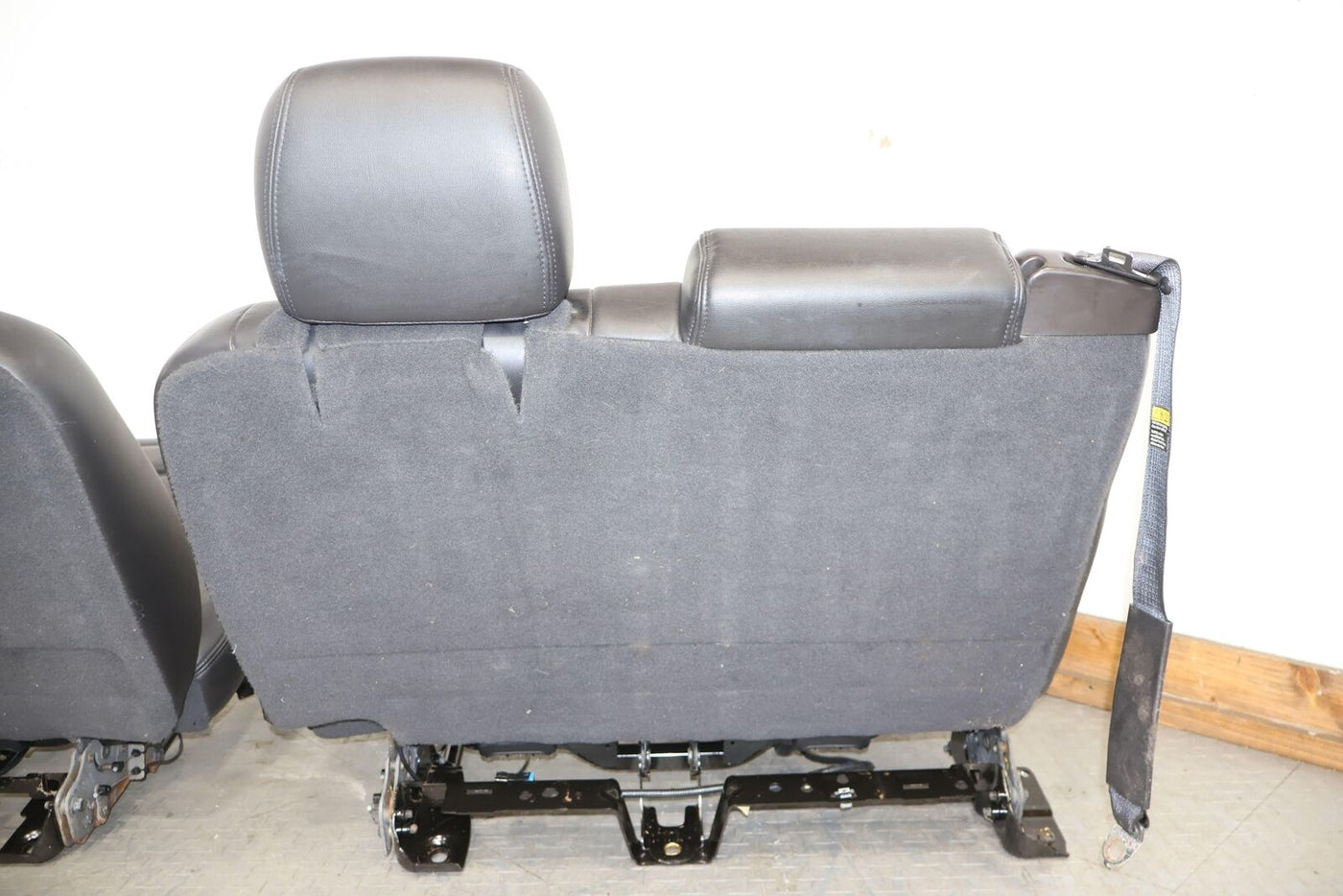 03-07 Hummer H2 SUV Black Leather 2nd Row Seat (Ebony 48i) Light Wear