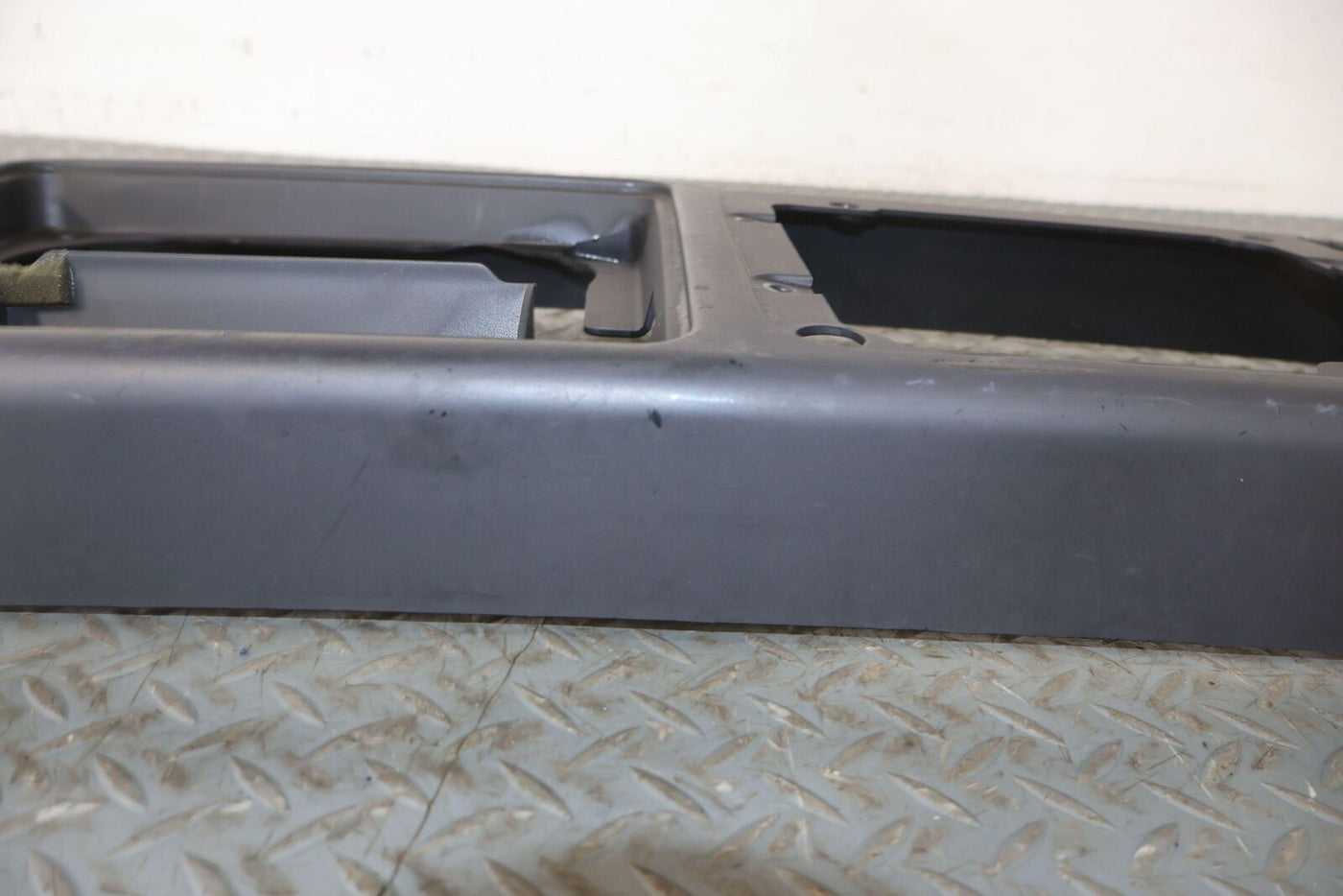 03-07 Hummer H2 Center Console Top Trim Panel Cover Arm Rest Surround OEM