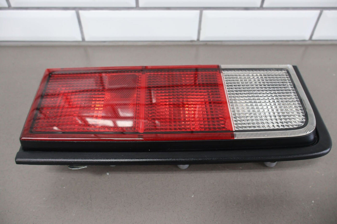 05-09 Hummer H2 Left LH Driver Tail Light Lamp OEM (SUV) Tested Quarter Mounted