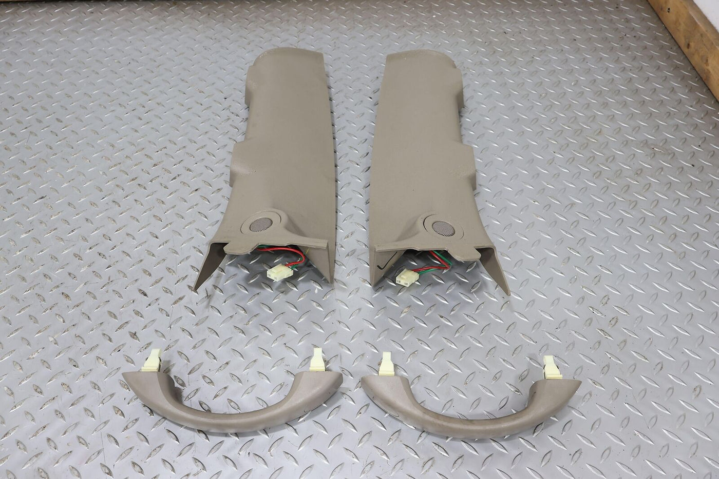 03-07 Hummer H2 Pair LH & RH Interior A-Pillar Trim (Light Wheat 50i)