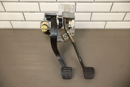 17-23 Chevy Camaro Set of Clutch & Brake Pedals *Low 6K Miles*