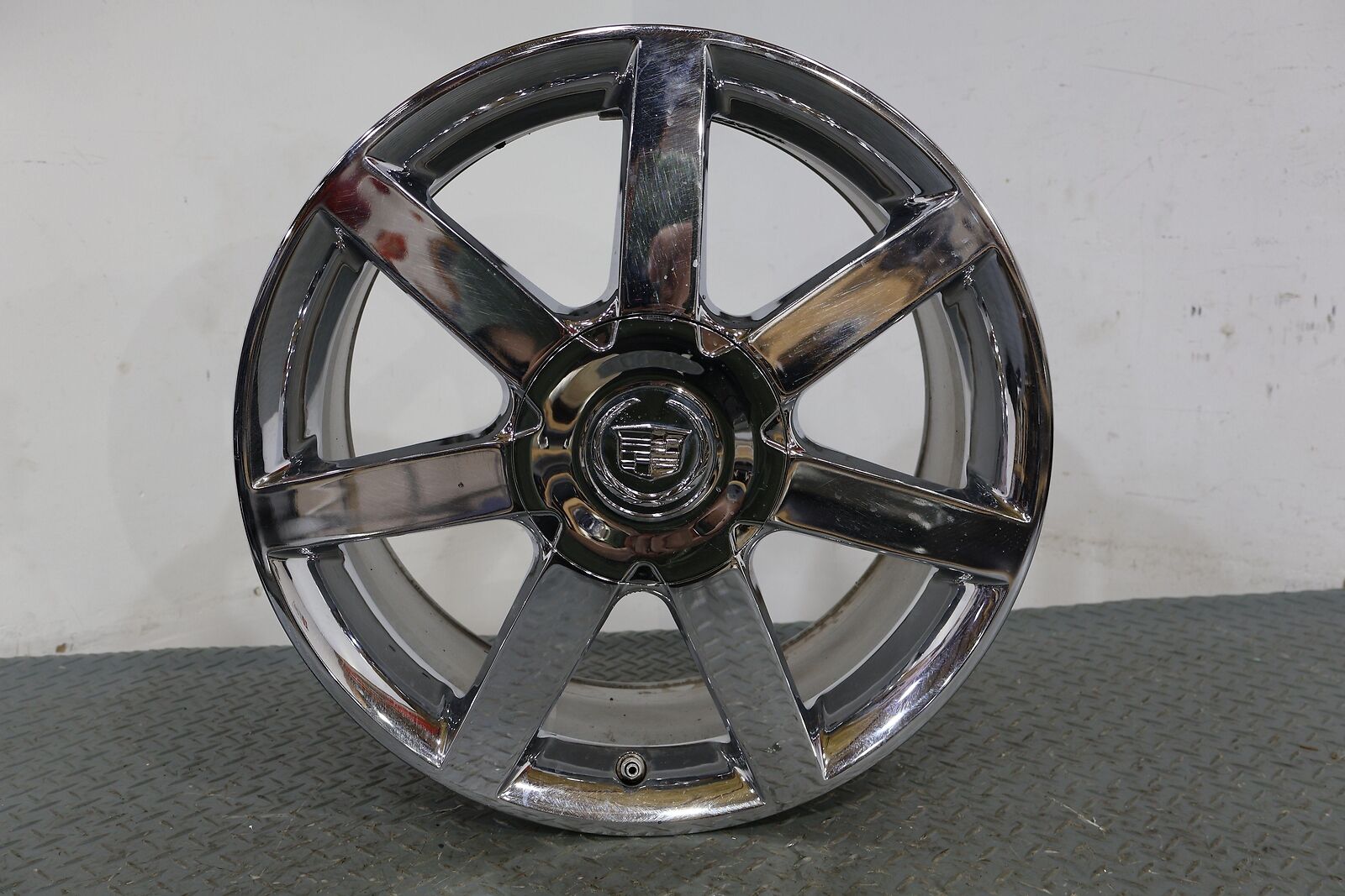 04-08 Cadillac XLR OEM 18x8 Chrome 7 Spoke Wheel with Center Cap (Blemishes)