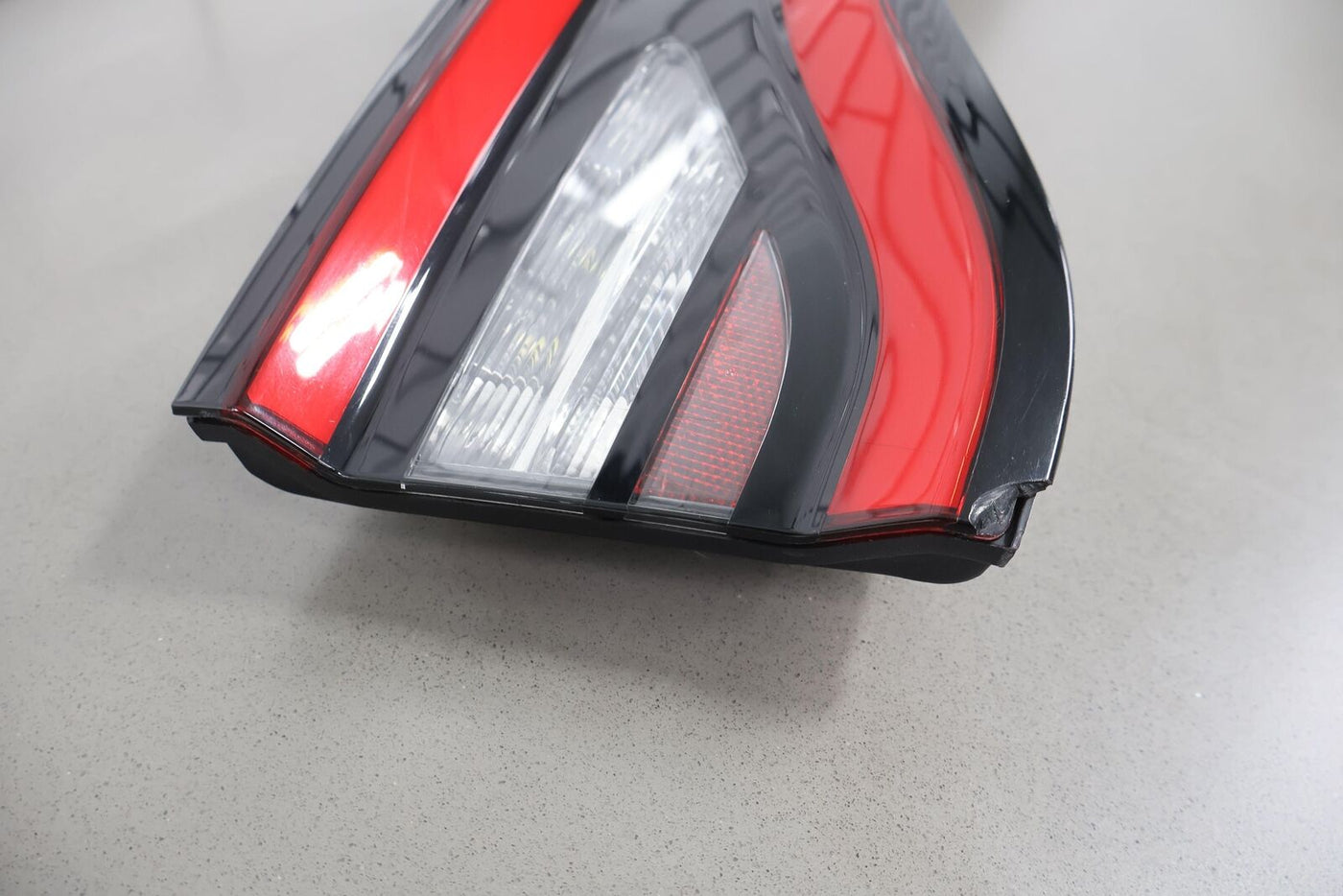 15-23 Dodge Charger Center Trunk Mounted Tail Light Lamp (Tested) Trunk Mounted