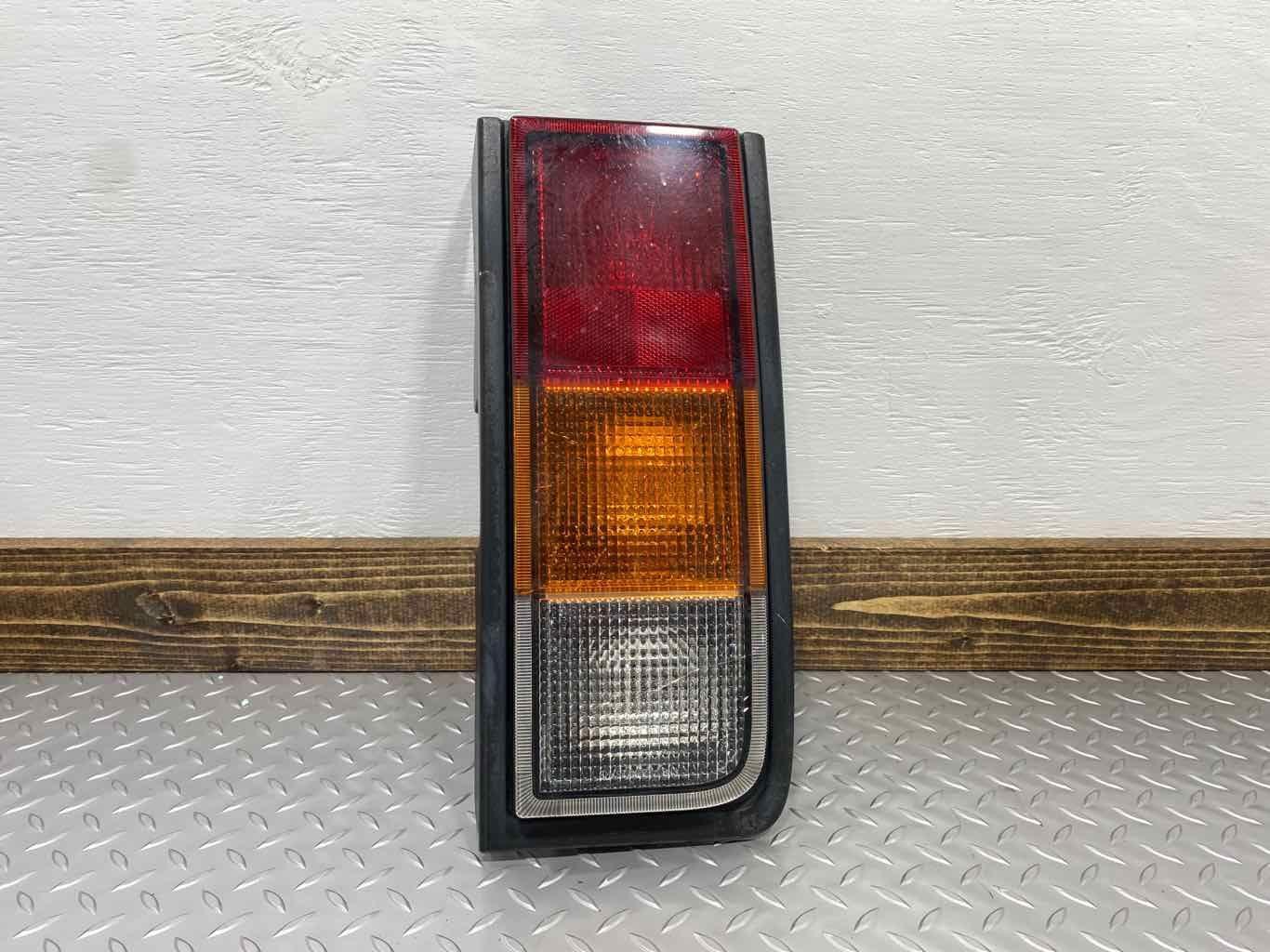 03-04 Hummer H2 Right RH Tail Light Tail Lamp (Body Mounted) OEM Tested Cracked