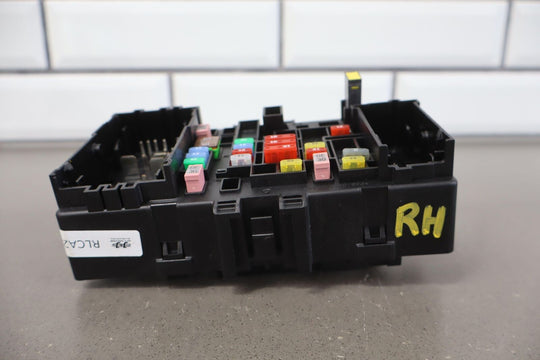 2020 Cadillac Escalade Passenger Right Fuse Box 84114433