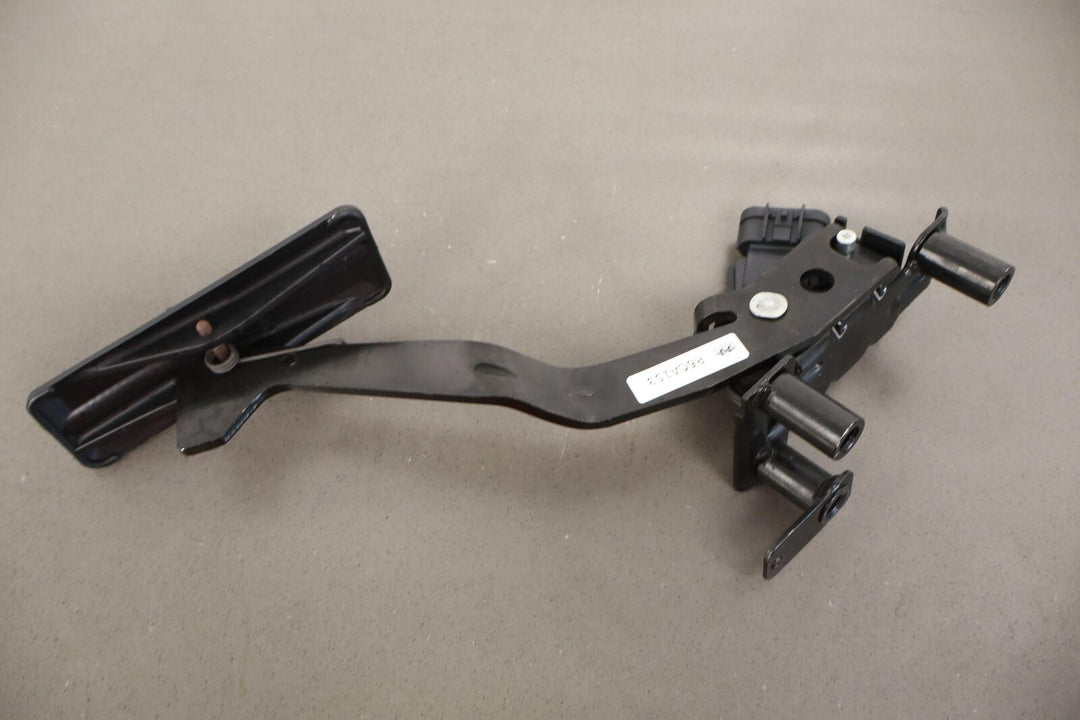 2004-2009 Cadillac XLR Accelerator Throttle Pedal (Pedal Only) OEM Light Wear