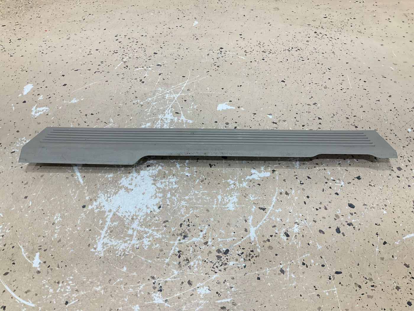 03-09 Hummer H2 Front Passenger Right RH Door Sill Plate (Light Wheat 50I) Notes