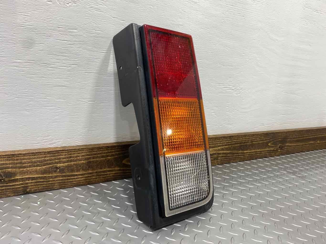 03-04 Hummer H2 Right RH Tail Light Tail Lamp (Body Mounted) OEM Tested Cracked