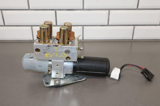 03-06 Chevrolet SSR Convertible Lift Hydraulic Motor (Motor Only)