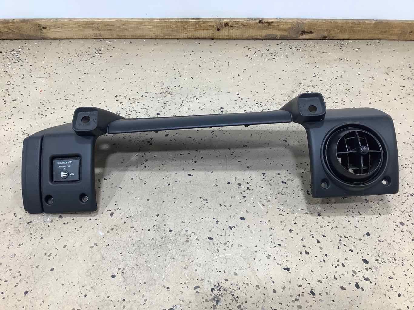 03-07 Hummer H2 Passenger Right Dashboard Air Vent (Ebony 48i)