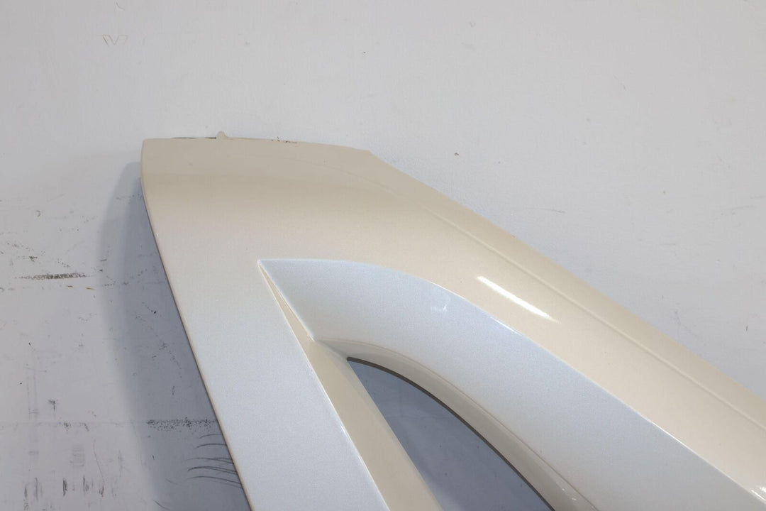 03-06 Escalade EXT Pickup Left LH Outer Sail Panel Moulding (White Diamond 98u)