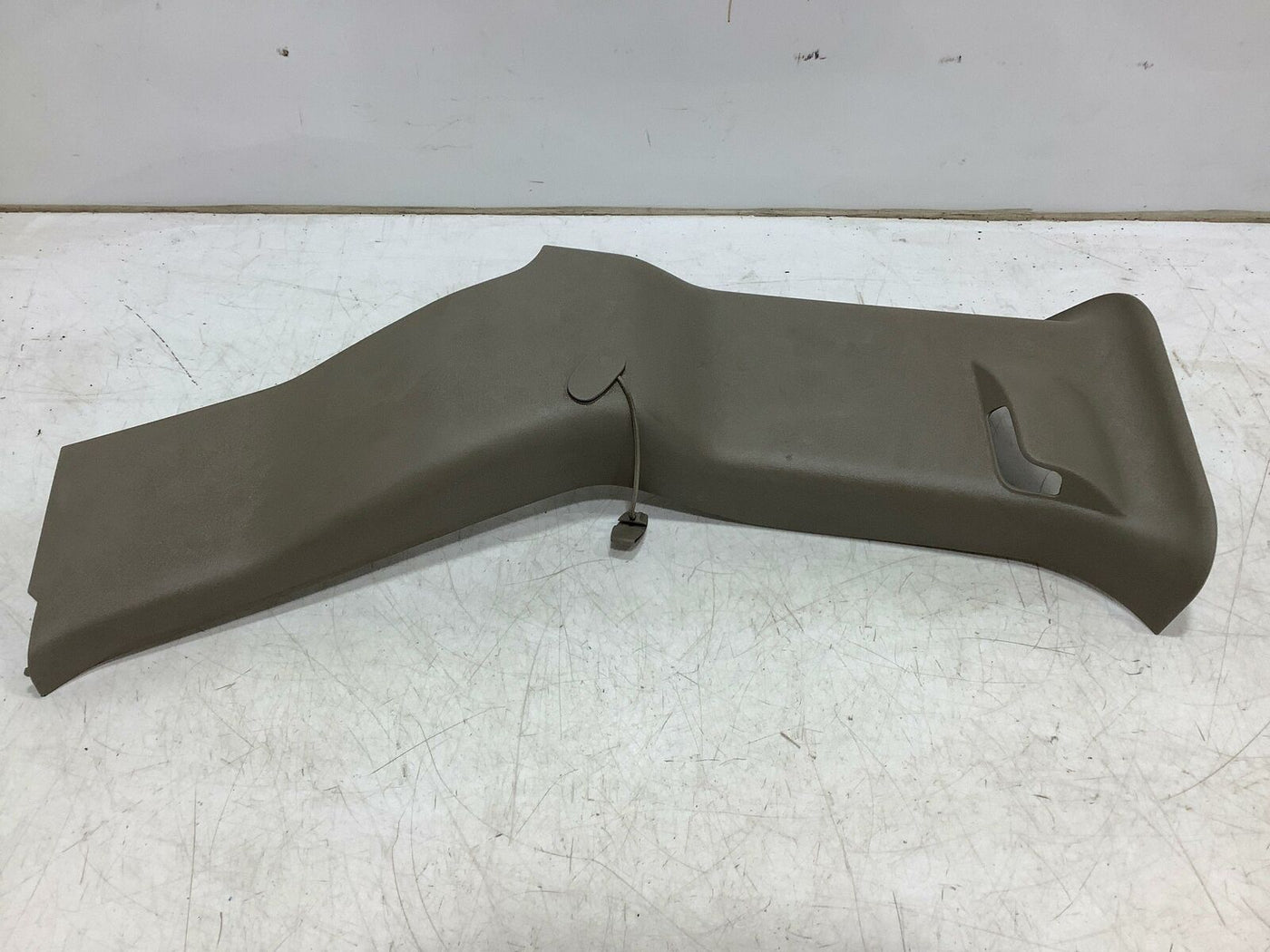 03-07 Hummer H2 Driver Left C Pillar Trim (Light Wheat 50i)