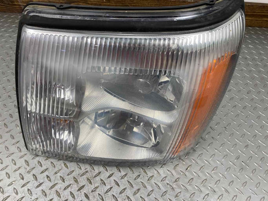 02-06 Cadillac Escalade Driver Left HID Headlight (Tested) Cracked Mounting Tab