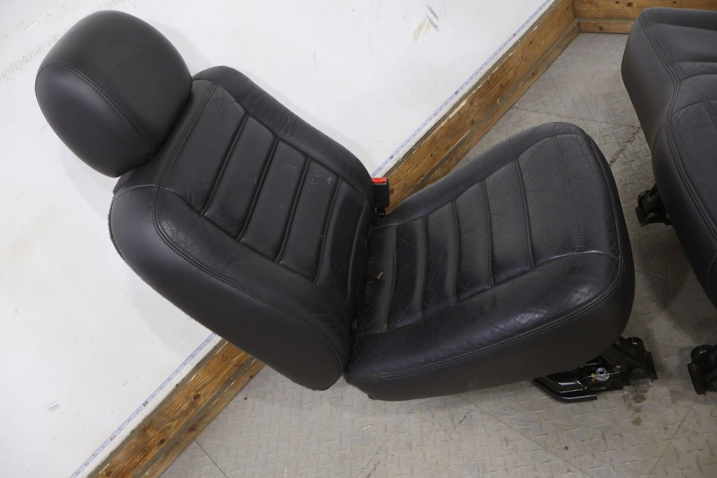 03-07 Hummer H2 2nd / Rear Row Leather Seat (Ebony 482) SUV Only Mild Wear