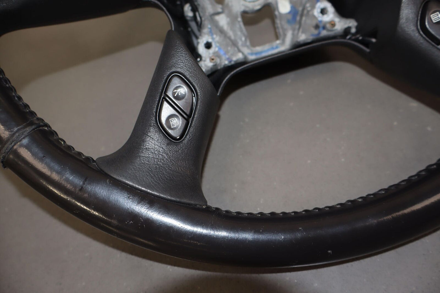 03-07 Hummer H2 OEM Leather Steering Wheel (Ebony) Mild Wear