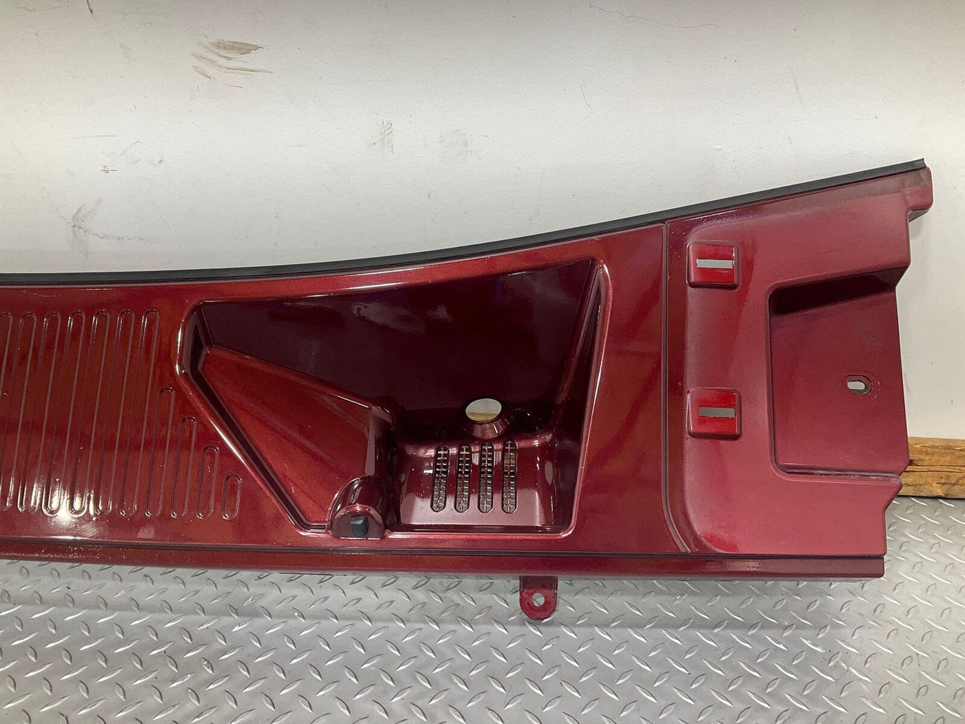 03-09 Hummer H2 Front Center Cowl Vent Panel (Redfire Metallic 72U)Paint Respray