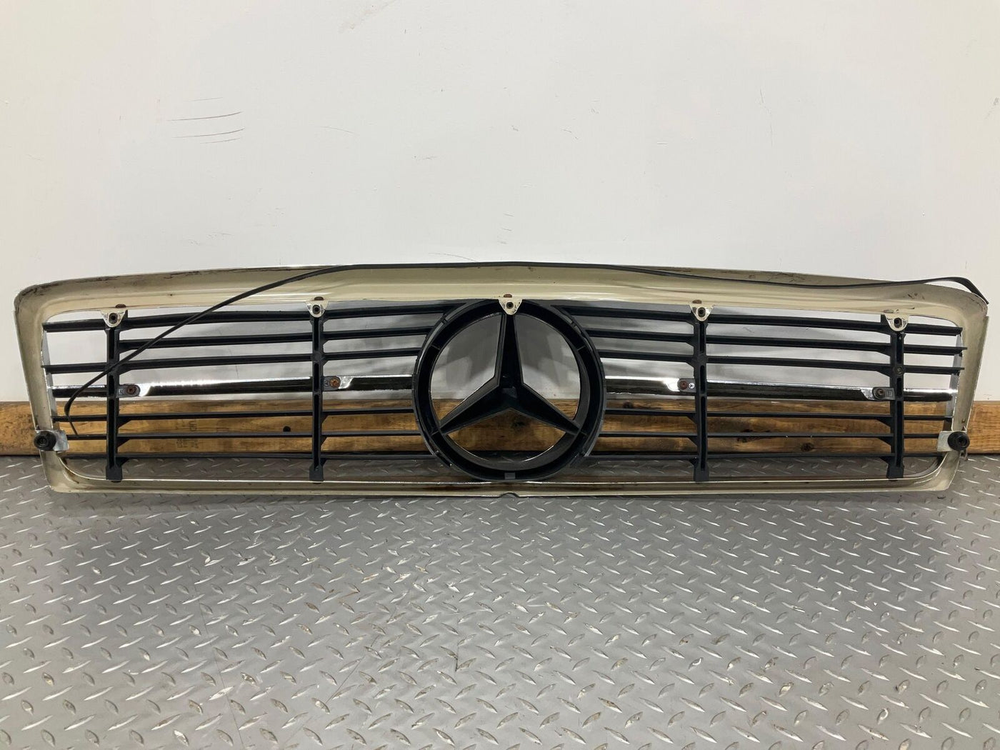 72-80 Mercedes 450SLC C107 R107 Front Upper Grille (Chrome) 1 Broken Fin