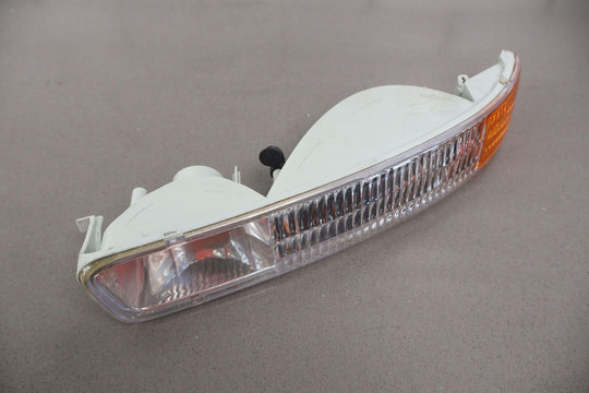 00-06 GMC Sierra Yukon Right RH Front Corner Turn Signal Light Lamp