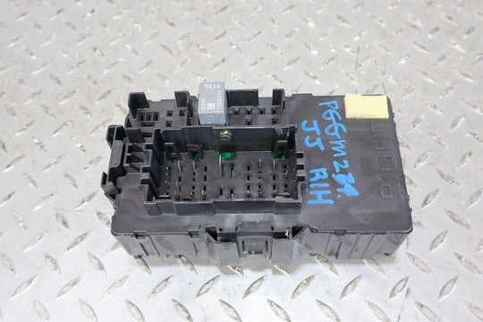 16-18 GMC Sierra Silverado 1500 Right RH Cabin Fuse Junction Box (23443946_02)