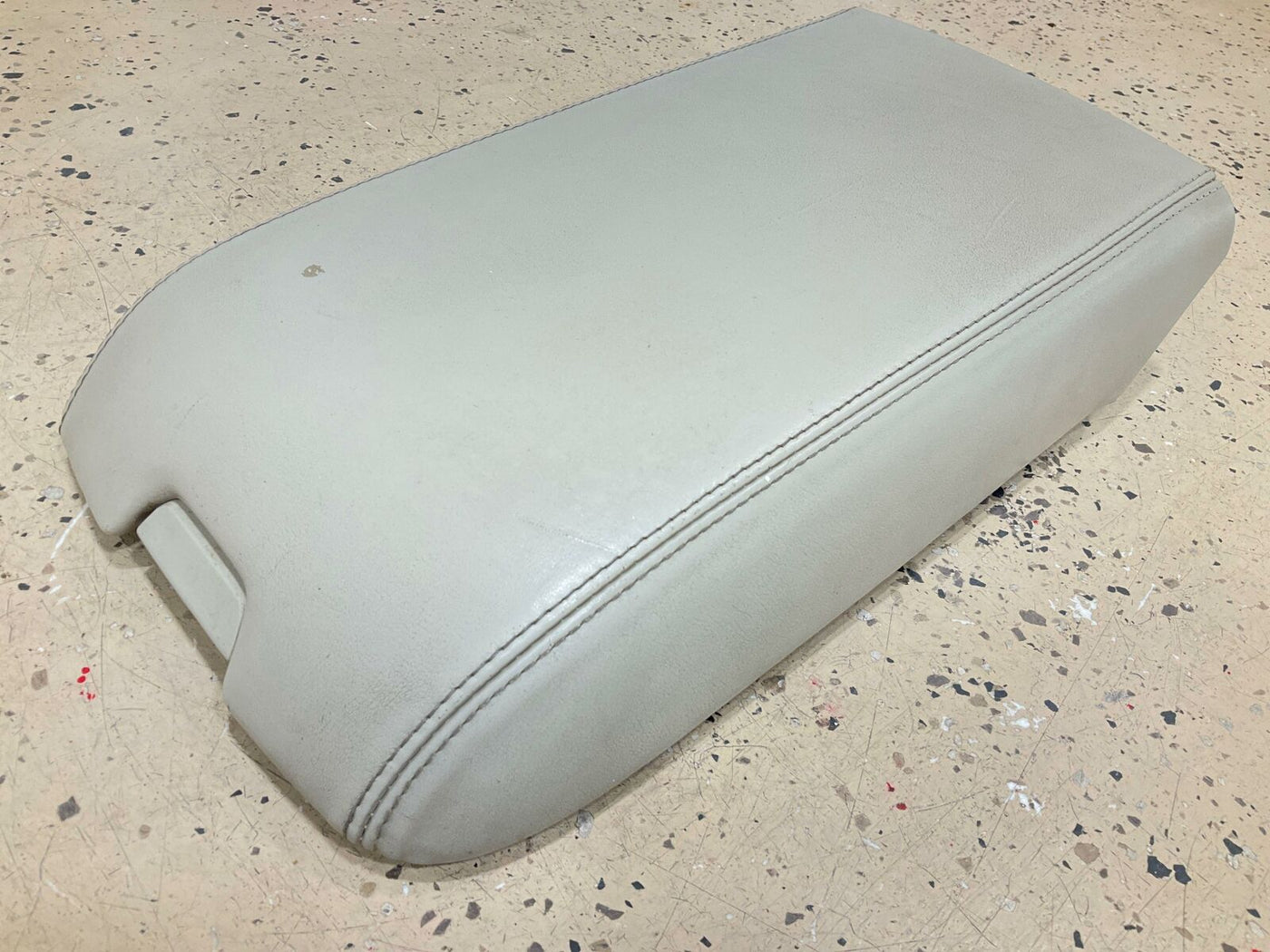 04-09 Cadillac XLR OEM Center Console Lid (Shale 18i)