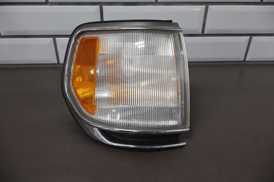 1996-1997 Lexus LX450 Front Right Pssngr Corner Parking Turn Signal Light Lamp