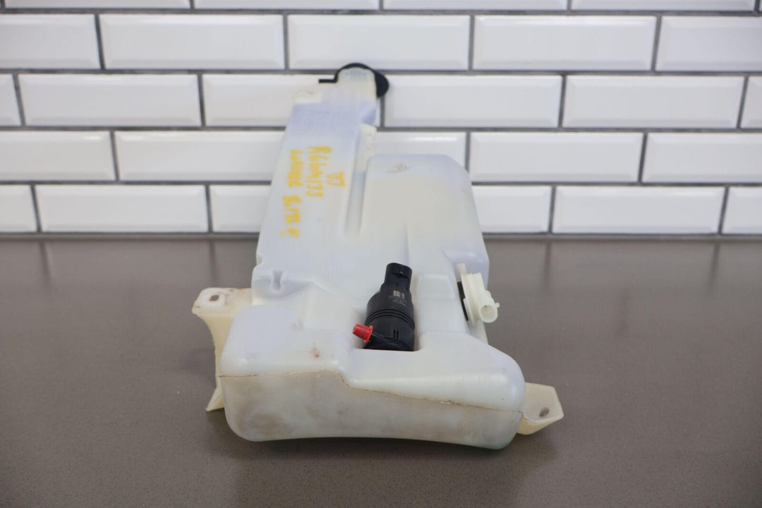 99-06 GMC Sierra 2500HD Windshield Washer Fluid Reservoir W/ Pump & Lid