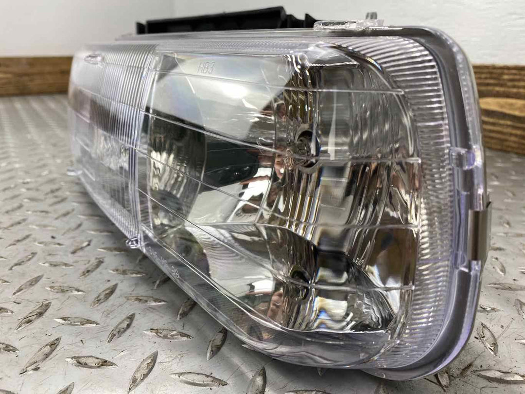 00-06 Chevy Suburban NEW Right Passenger Aftermarket TYC Headlight 20-5499-00-9