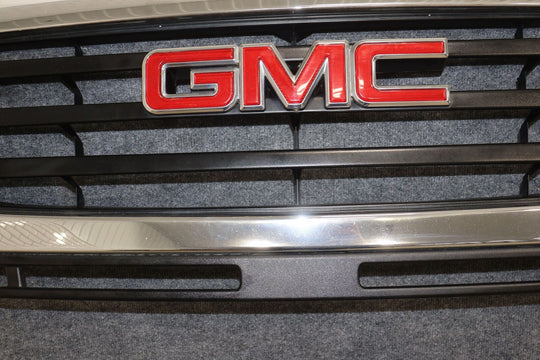 03-06 GMC Sierra Front OEM Bumper Grille (Chrome/Textured Black) Minor Cracks